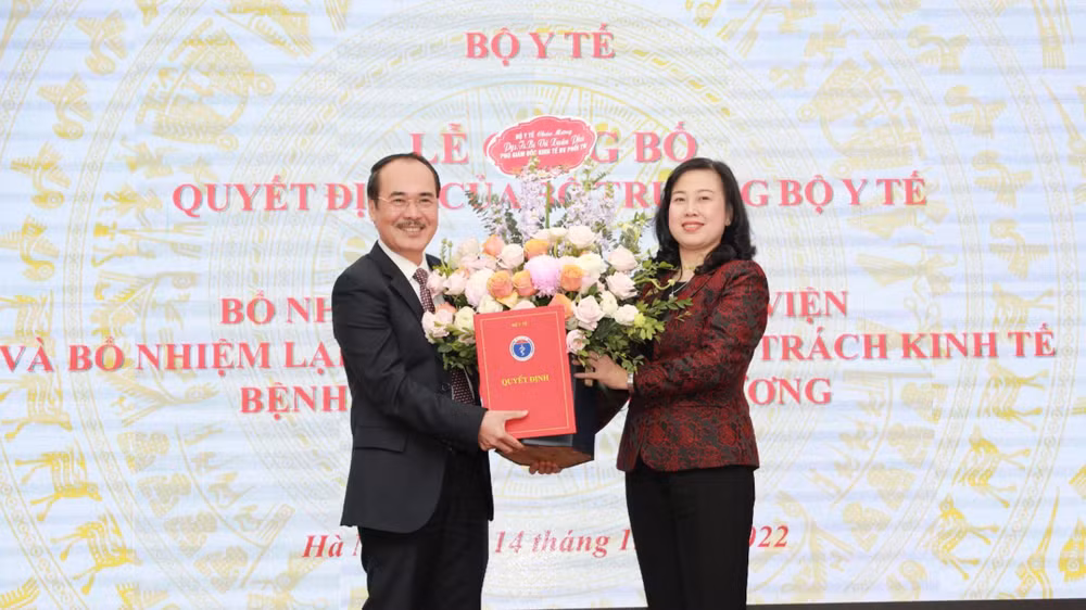 Bộ trưởng Y tế trao quyết định bổ nhiệm lại cho PGS, TS, bác sĩ cao cấp Vũ Xuân Phú - Phó Giám đốc phụ trách kinh tế, Bệnh viện Phổi Trung ương kiêm nhiệm chức vụ Giám đốc Trung tâm Đào tạo và chỉ đạo tuyến, Bệnh viện Phổi Trung ương.