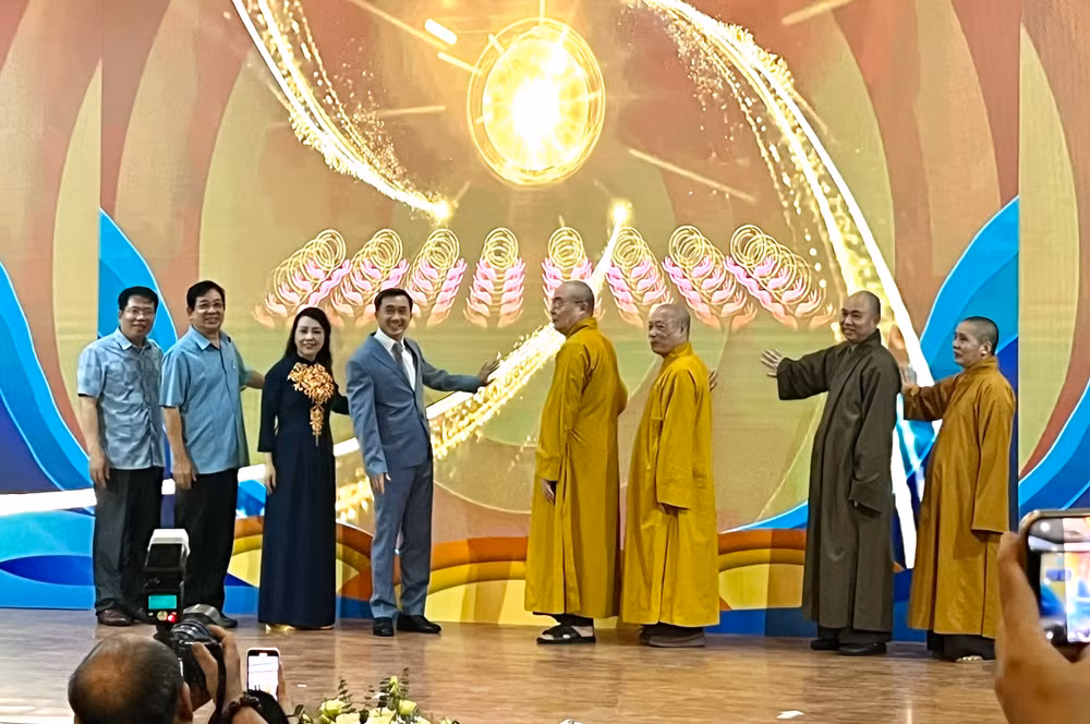 Vận động tăng ni, phật tử hiến tặng mô, tạng. 