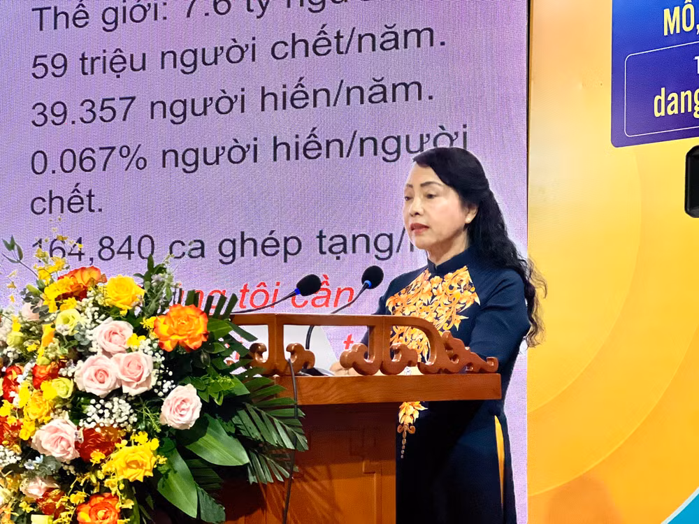 Phó Giáo sư, Tiến sĩ Nguyễn Thị Kim Tiến, nguyên Bộ trưởng Y tế, Chủ tịch Hội vận động hiến mô, bộ phận cơ thể người phát biểu.