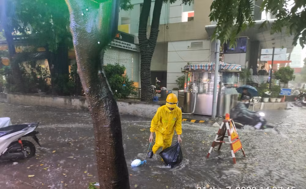 Nhân viên công ty thực hiện công tác ứng trực, giải quyết thoát nước, tua vớt rác tại miệng thu trên toàn địa bàn quản lý.