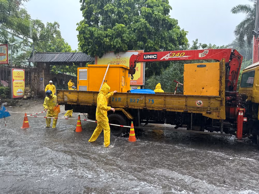Theo Đài Khí tượng thủy văn khu vực đồng bằng Bắc Bộ, dự báo trong những giờ tới, trên địa bàn thành phố vẫn tiếp tục có mưa, trong mưa dông có khả năng xảy ra lốc sét và gió giật mạnh. Các lực lượng, phương tiện của Công ty vẫn thực hiện ứng trực theo phương án được duyệt, tập trung vệ sinh, kiểm tra thanh thải bảo đảm thông thoáng dòng chảy, vận hành các cửa phai, trạm bơm nhằm hạ mực nước trên toàn bộ hệ thống sẵn sàng đón mưa.