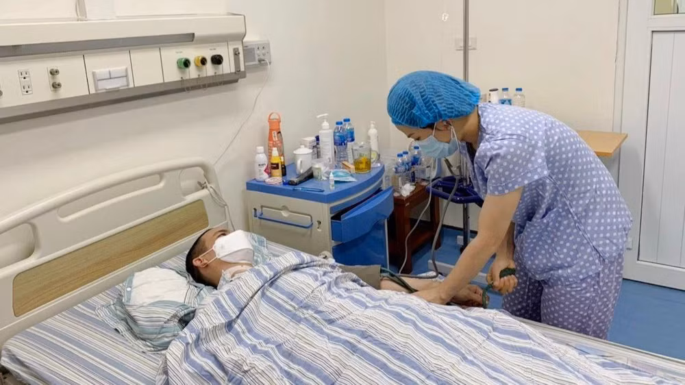 Người bệnh được chăm sóc sau khi ghép tế bào gốc. 