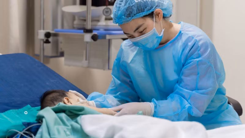 Hạnh phúc bên con sau ca ghép gan. 