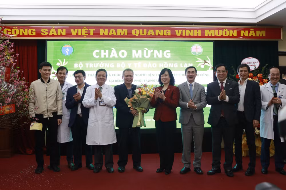 Bộ trưởng Y tế Đào Hồng Lan chúc mừng ê-kíp ghép phổi.