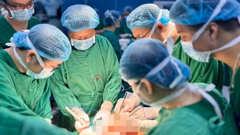 Các bác sĩ tiến hành ghép phổi cho bệnh nhân Cấn Thị Phương. 