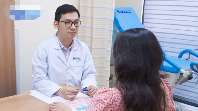 Bác sĩ chuyên khoa I Lê Quang Hưng tư vấn cho sản phụ. 