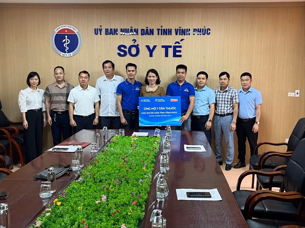 Đại diện Sở Y Tế tỉnh Vĩnh Phúc tiếp nhận 1 tấn thuốc từ FPT Long Châu.