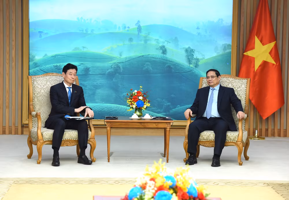 Thủ tướng Phạm Minh Chính tiếp Bộ trưởng Bộ Kinh tế, Thương mại và Công nghiệp Nhật Bản Nishimura Yasutoshi.