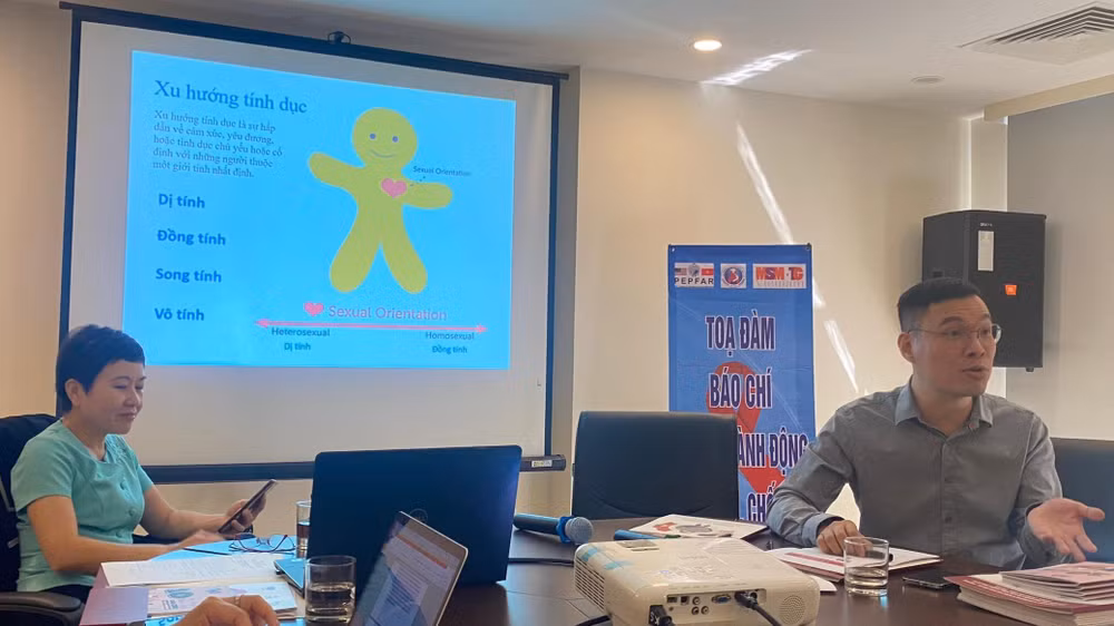 Đại diện Cục Phòng, chống HIV/AIDS và đại diện Pepfar cung cấp thông tin cho báo chí.