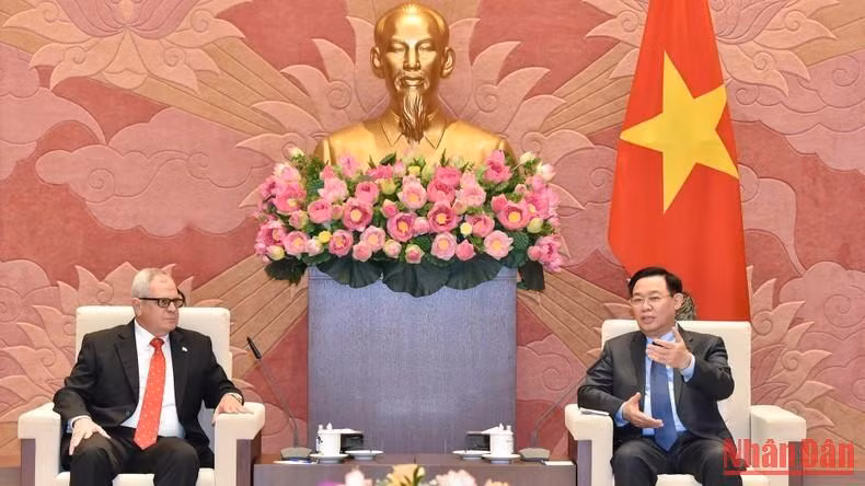 Chủ tịch Quốc hội Vương Đình Huệ tiếp Tổng Thư ký Quốc hội và Hội đồng Nhà nước Cuba Homero Acosta Álvarez. (Ảnh: DUY LINH)