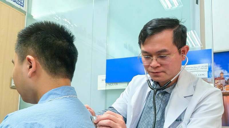 Tiến sĩ, bác sĩ Ngô Gia Khánh khám cho người bệnh.