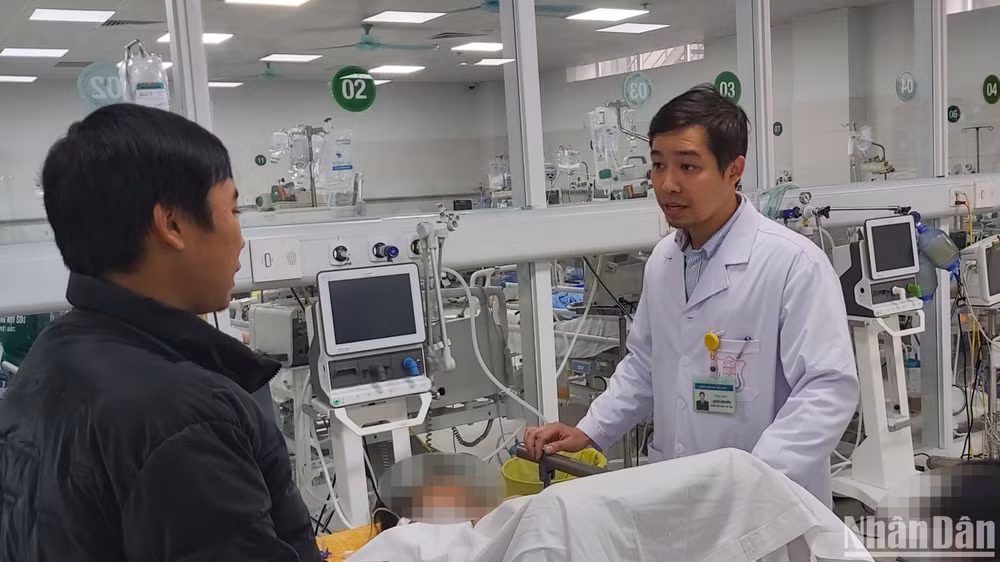 Bác sĩ thăm khám cho bệnh nhân Vũ Thị Y (56 tuổi, trú Kim Sơn, Ninh Bình) bị chấn thương khá nặng sau tai nạn giao thông.