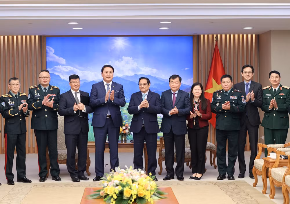 Thủ tướng Phạm Minh Chính và Bộ trưởng Quốc phòng Mông Cổ Saikhanbayar Gursed chụp ảnh chung với các thành viên hai nước sau buổi tiếp.