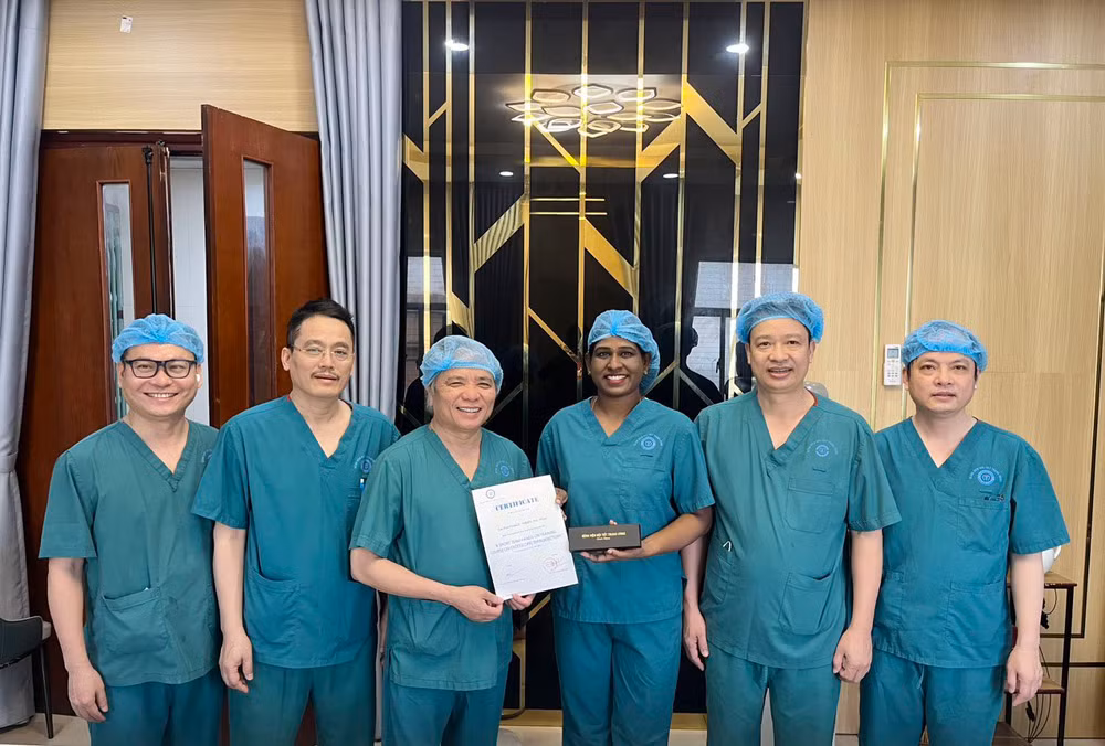 Trao chứng nhận cho học viên nước ngoài.