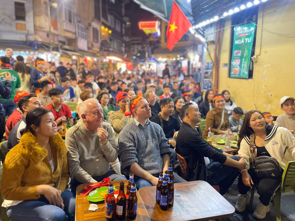 Người hâm mộ đổ ra đường mừng đội tuyển Việt Nam vô địch ASEAN Cup 2024 ảnh 23