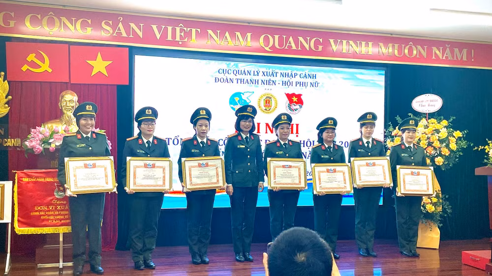 Hội phụ nữ Cục Xuất nhập cảnh nhận Bằng khen của Hội Phụ nữ Công an nhân dân, vì đã có thành tích xuất sắc trong công tác Hội và phong trào Phụ nữ năm 2022.