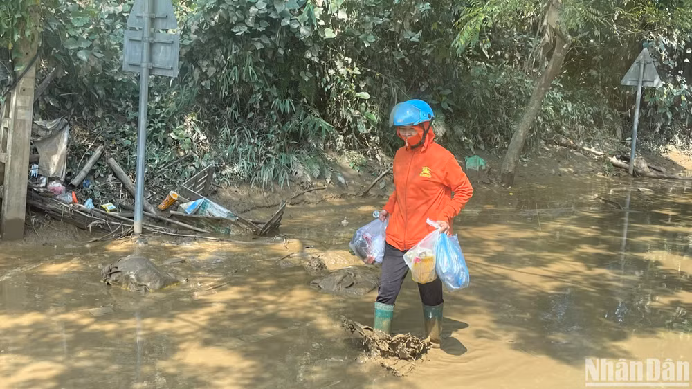 Bà con thôn Bái Dương, TP Yên Bái nhận quà cứu trợ. (Ảnh: THIÊN LAM)