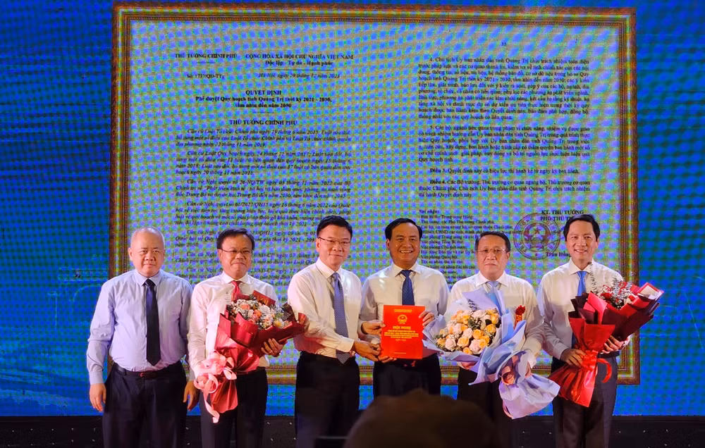 Phó Thủ tướng Lê Thành Long trao quyết định phê duyệt quy hoạch tỉnh cho lãnh đạo tỉnh Quảng Trị.