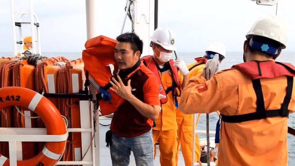 Ứng cứu thuyền viên kịp thời. 