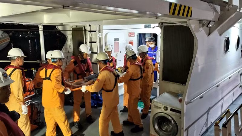 Tiếp cận cứu nạn ngư dân kịp thời.