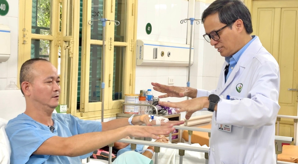 Phó Giáo sư, Tiến sĩ Đồng Văn Hệ kiểm tra chức năng vận động của người bệnh sau mổ.