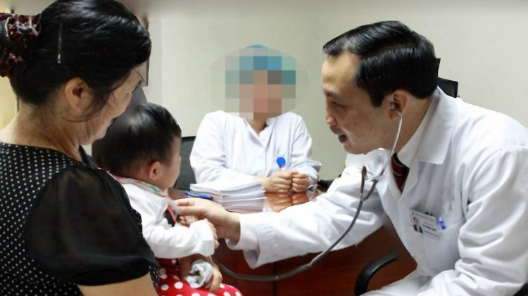 Bác sĩ Duy thăm khám cho bệnh nhi. 