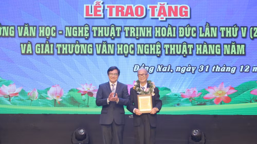 Nhạc sĩ Trần Viết Bính đạt giải đặc biệt Giải thưởng văn học nghệ thuật Trịnh Hoài Đức lần thứ 5.