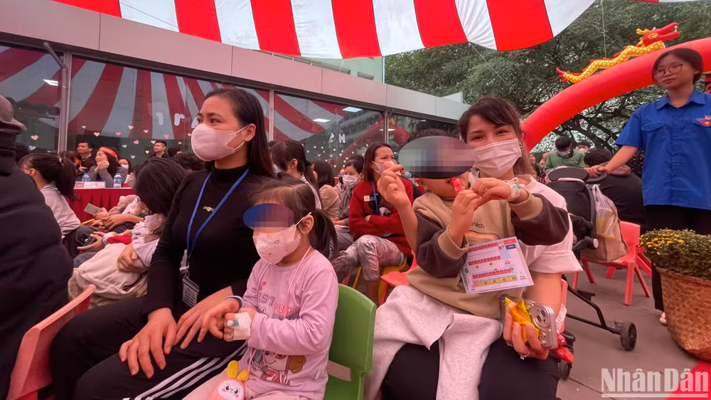 Nhiều em bé trên tay còn giữ kim truyền vẫn rất hào hứng đón Tết cùng các bạn nhỏ khác. Nhiều em bé trên tay còn giữ kim truyền vẫn rất hào hứng đón Tết cùng các bạn nhỏ khác.