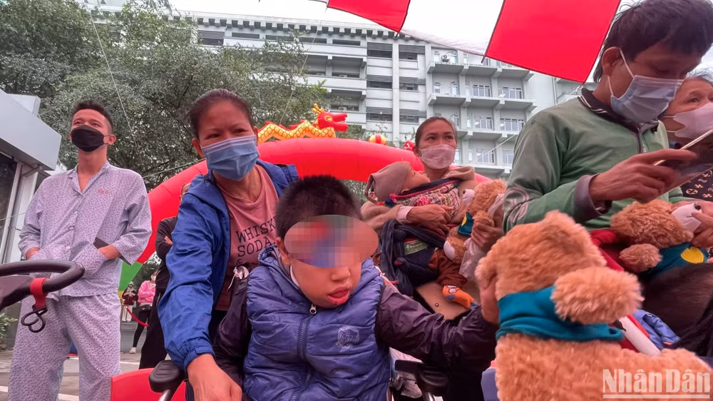 Với chị Lan, việc chăm sóc 2 con bại não 18 năm qua là một áp lực rất lớn. Với chị Lan, việc chăm sóc 2 con bại não 18 năm qua là một áp lực rất lớn.