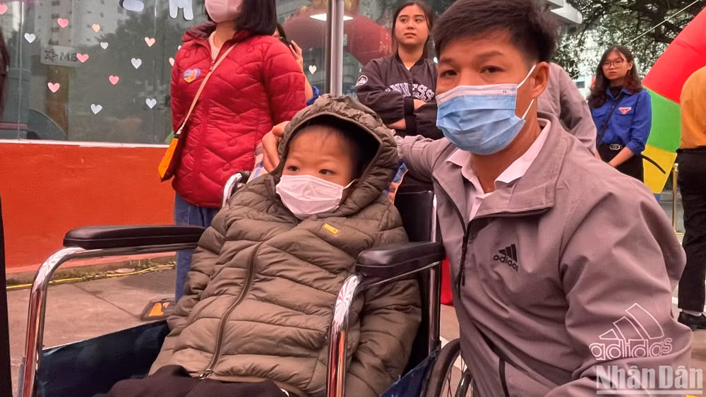 Bé Dương Đức H. đã có 7 năm mắc bệnh suy thận khiến em liệt toàn thân. Bé Dương Đức H. đã có 7 năm mắc bệnh suy thận khiến em liệt toàn thân.