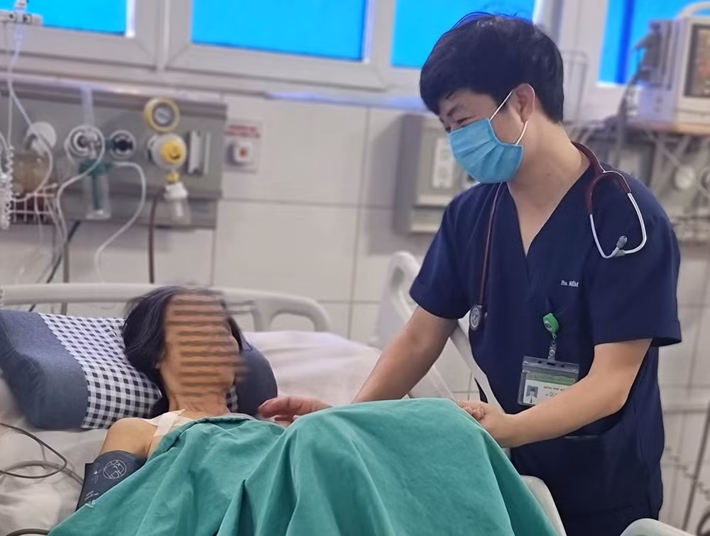 Thạc sĩ, bác sĩ Đồng Phú Khiêm chăm sóc người bệnh.