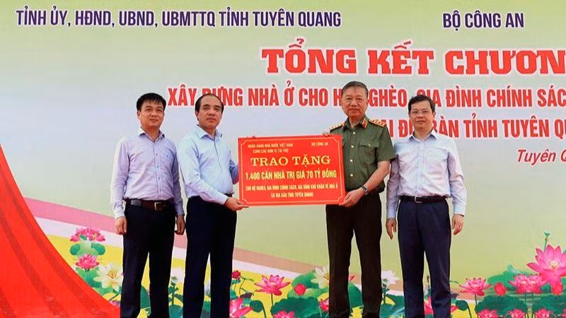 Đại tướng Tô Lâm, Ủy viên Bộ Chính trị, Bộ trưởng Công an trao biểu trưng hỗ trợ làm mới 1.400 nhà cho hộ nghèo tỉnh Tuyên Quang.