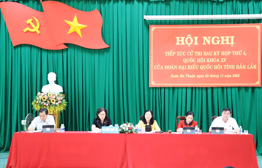 Đồng chí Bùi Thị Minh Hoài cùng Tổ đại biểu số 2, Đoàn đại biểu Quốc hội tỉnh Đắk Lắk đã có buổi tiếp xúc cử tri thành phố Buôn Ma Thuột.