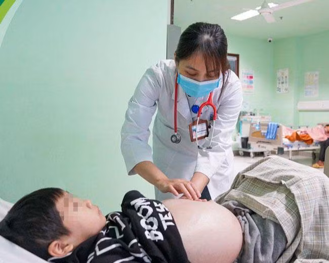 Bác sĩ Ngọc khám cho bệnh nhi.