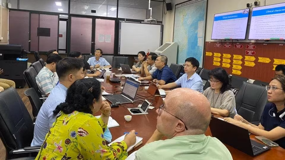 Lãnh đạo Bộ Y tế, Văn phòng WHO tại Việt Nam, US CDC tại Việt Nam và các vụ, cục, viện đã họp khẩn cấp để bàn phương án ứng phó dịch.