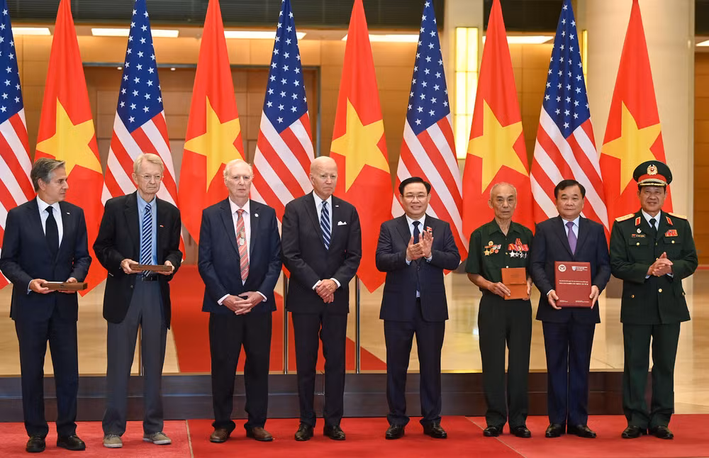 Chủ tịch Quốc hội Vương Đình Huệ và Tổng thống Hoa Kỳ Joe Biden chứng kiến lễ trao kỷ vật, nhật ký chiến tranh. (Ảnh: DUY LINH)