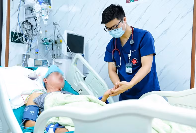 Người bệnh đột quỵ nằm tại Bệnh viện Bạch Mai.