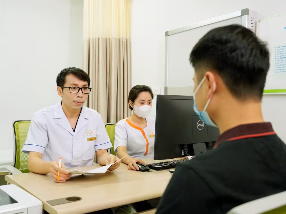 Thạc sĩ, bác sĩ Đinh Hữu Việt tư vấn cho bệnh nhân đến thăm khám. Thạc sĩ, bác sĩ Đinh Hữu Việt tư vấn cho bệnh nhân đến thăm khám.