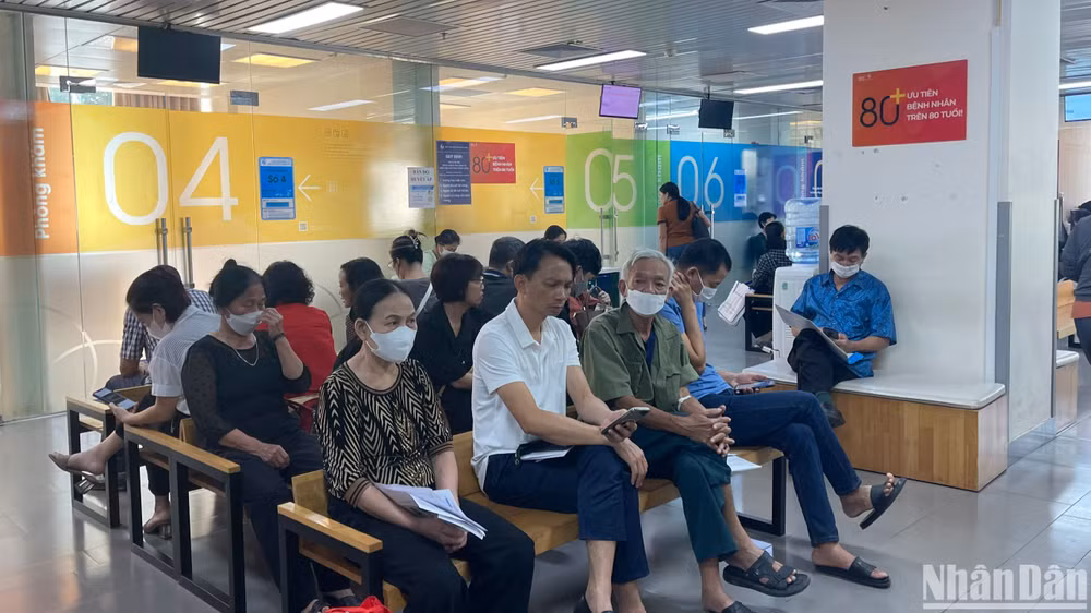 Bệnh nhân cao tuổi chờ khám.