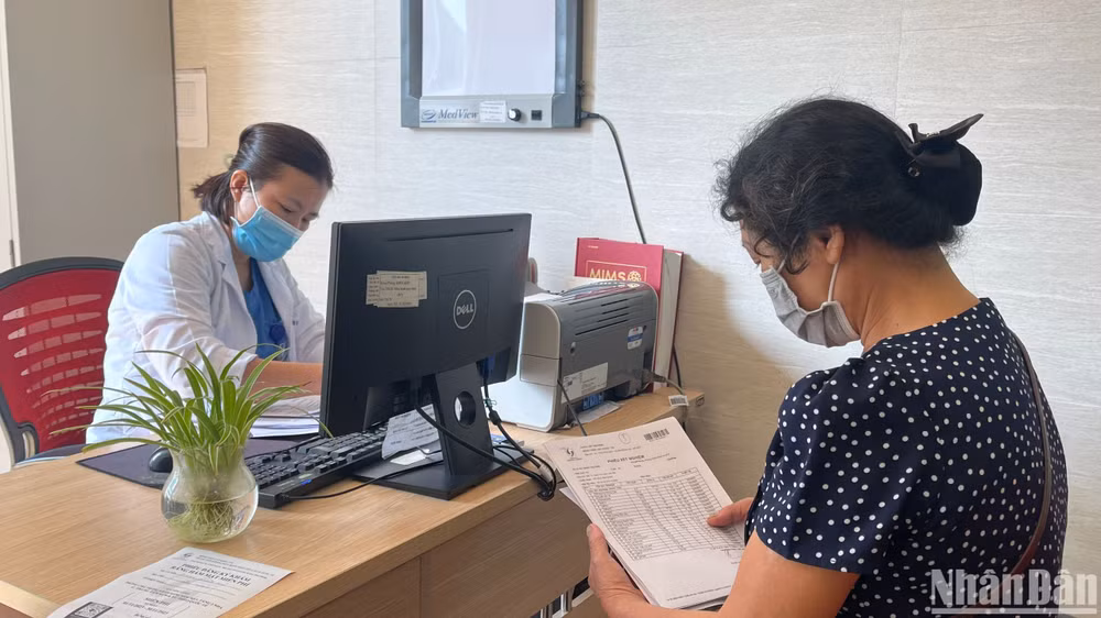 Nhiều người cao tuổi mắc bệnh hô hấp, xương khớp đến khám những ngày qua.