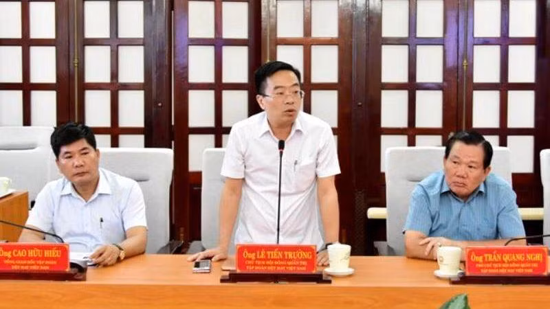 Chủ tịch HĐQT Tập đoàn Dệt may Việt Nam Lê Tiến Trường kiến nghị tỉnh Thừa Thiên Huế tạo điều kiện cho Tập đoàn được thuê dài hạn đất tại Khu công nghiệp Phú Bài 4. 