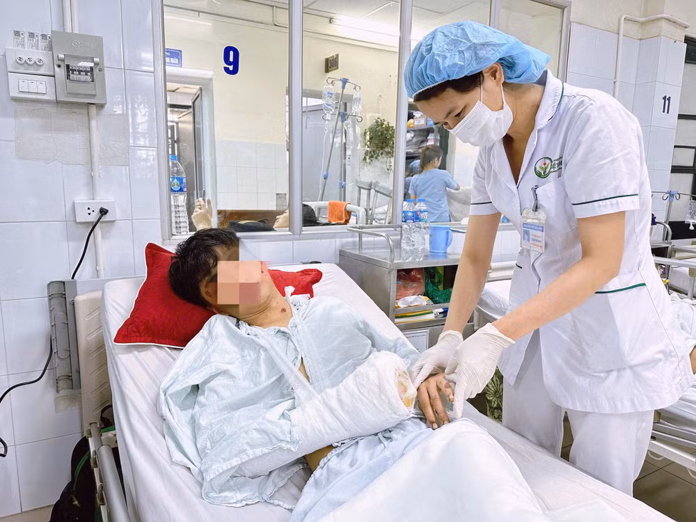 Nam thanh niên 16 tuổi bị thương nặng do pháo tự chế phát nổ.