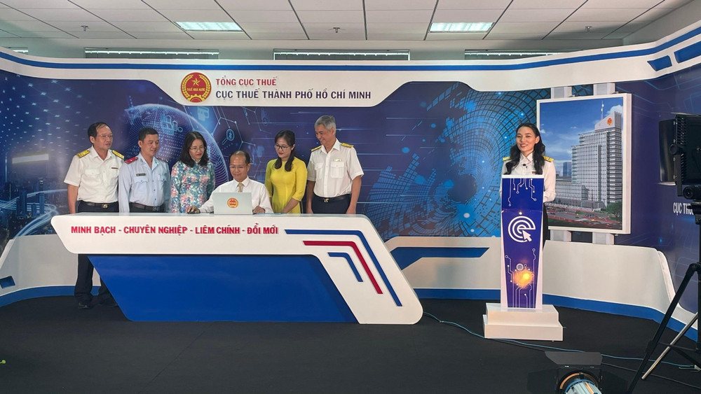 Đại diện Hội đồng giám sát chương trình “Hóa đơn may mắn” bấm chọn ngẫu nhiên để tìm hoá đơn trúng giải.