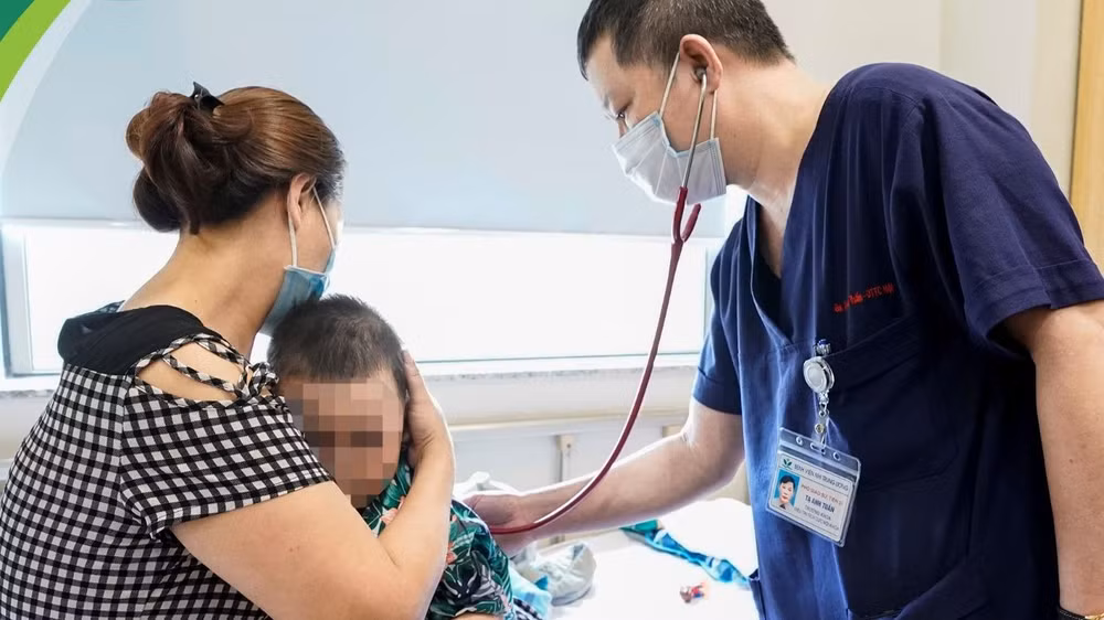 Phó Giáo sư, Tiến sĩ Tạ Anh Tuấn, Trưởng Khoa Điều trị tích cực Nội khoa thăm khám cho bệnh nhi.