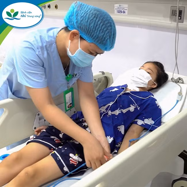 Bé T.H (13 tuổi) được chăm sóc và theo dõi tại Khoa Hồi sức Nội tim mạch, Trung tâm Tim mạch sau khi tình trạng bệnh đã ổn định,