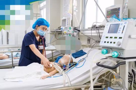 Trẻ đang được điều trị tích cực tại Bệnh viện Nhi Trung ương.