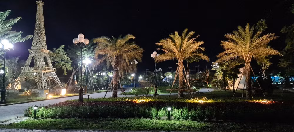 Công viên 5 châu với biểu tượng tháp Effel tại TNR Stars Diễn Châu.