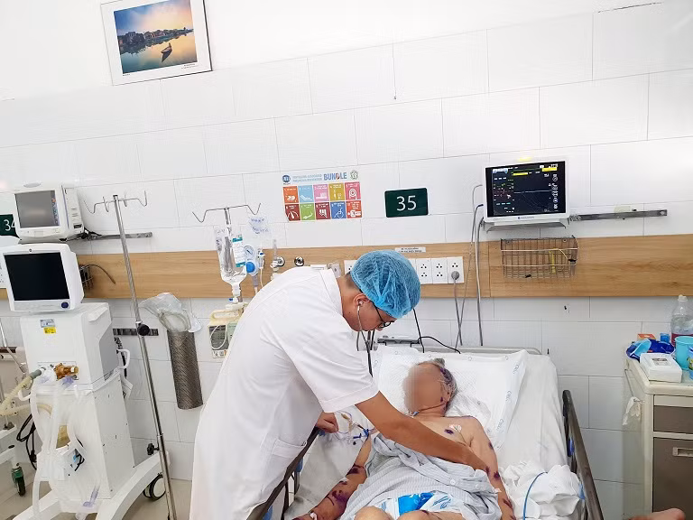 Bác sĩ của Trung tâm Chống độc đang thăm khám cho bệnh nhân bị ong đốt điều trị tại Trung tâm.