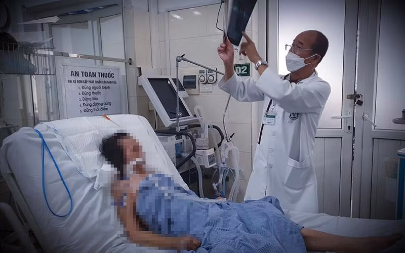 PGS, TS Đỗ Duy Cường thăm khám cho bệnh nhân sốt mò điều trị tại Trung tâm Bệnh nhiệt đới.