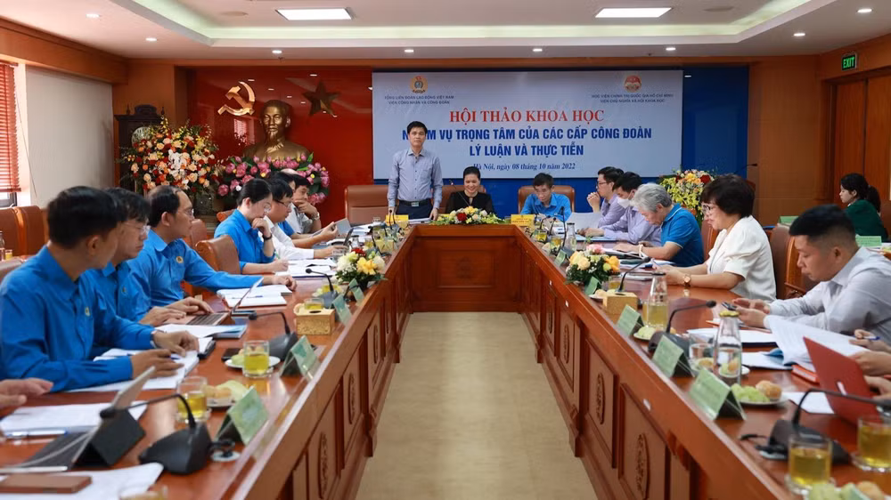 Phó Chủ tịch Tổng Liên đoàn Lao động Việt Nam Ngọ Duy Hiểu phát biểu tại hội thảo. 